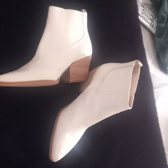 Boots - Picture 3 of 5